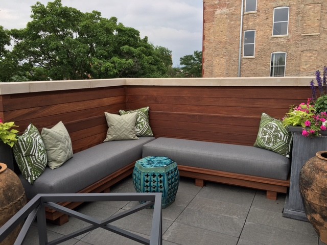 Photo of a mid-sized contemporary rooftop deck in Chicago with no cover.