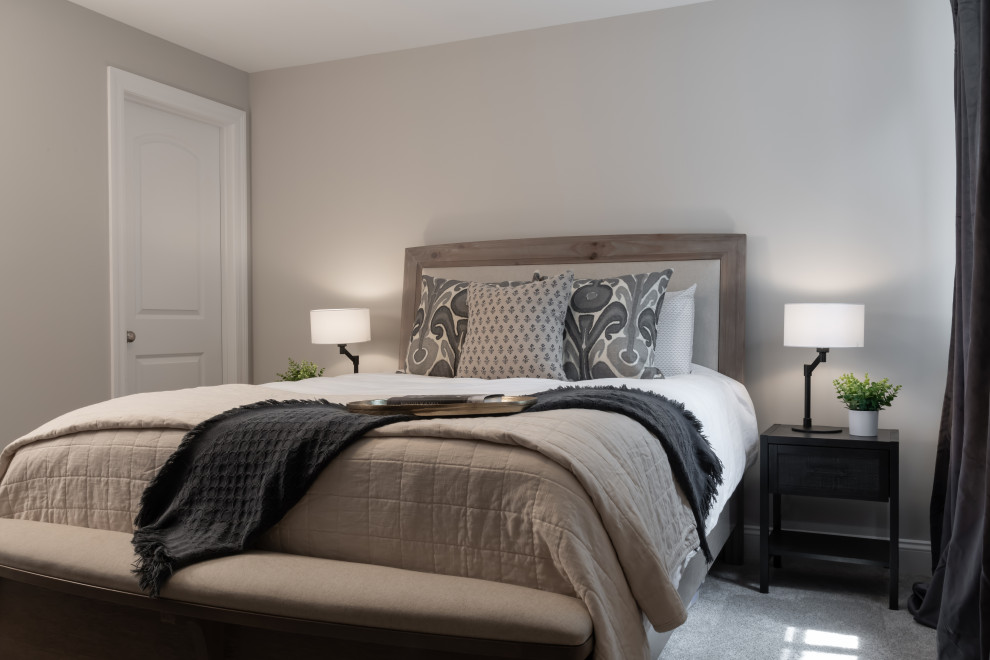 На фото: большая спальня в стиле неоклассика (современная классика) с серыми стенами, полом из винила и коричневым полом