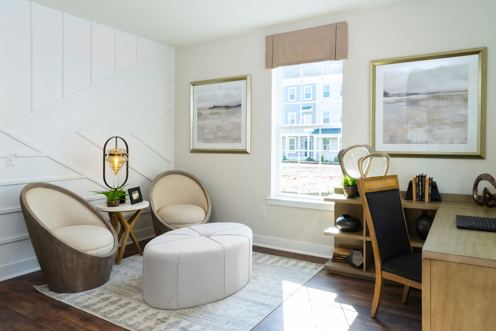 Inspiration för ett vintage arbetsrum, med beige väggar, laminatgolv, ett fristående skrivbord och brunt golv