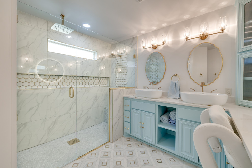 Idéer för ett stort klassiskt vit en-suite badrum, med luckor med upphöjd panel, blå skåp, en kantlös dusch, keramikplattor, vita väggar, klinkergolv i porslin, ett fristående handfat, granitbänkskiva, flerfärgat golv, dusch med gångjärnsdörr och vit kakel