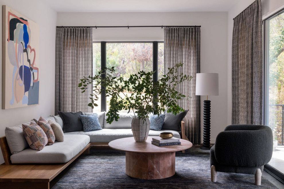 Mittelgroßes, Fernseherloses, Offenes Klassisches Wohnzimmer mit braunem Holzboden, braunem Boden und weißer Wandfarbe in Austin