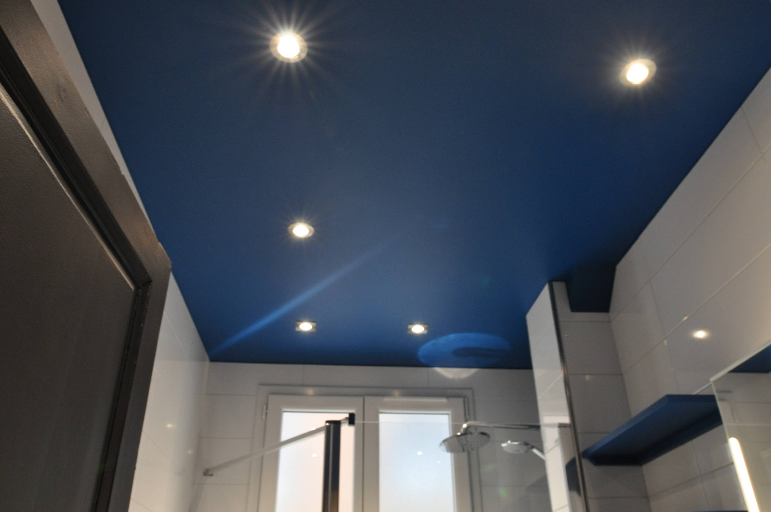 salle de bain bleu et blanc