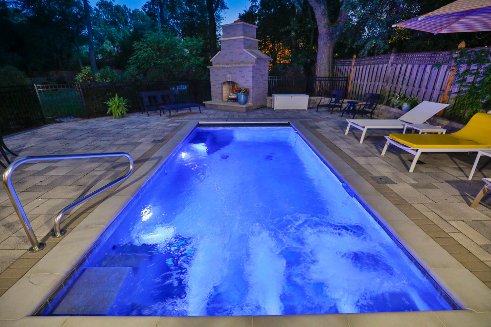 Idee per una piccola piscina monocorsia chic rettangolare dietro casa con una dépendance a bordo piscina e pavimentazioni in cemento
