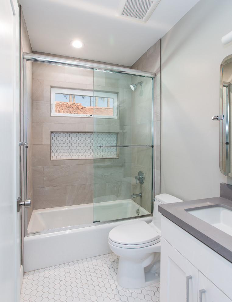Пример оригинального дизайна: маленькая ванная комната в стиле неоклассика (современная классика) с фасадами в стиле шейкер, белыми фасадами, отдельно стоящей ванной, душем в нише, унитазом-моноблоком, белой плиткой, бежевыми стенами, душевой кабиной, врезной раковиной, белым полом, душем с раздвижными дверями, серой столешницей, нишей, тумбой под одну раковину и напольной тумбой для на участке и в саду