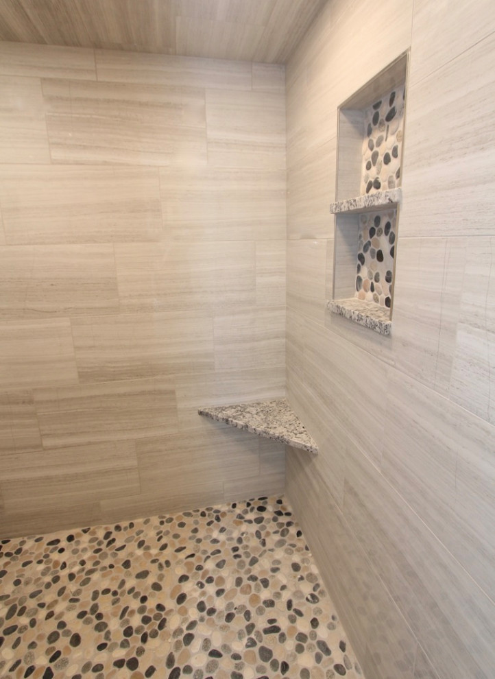 Источник вдохновения для домашнего уюта: ванная комната среднего размера в стиле неоклассика (современная классика) с фасадами с утопленной филенкой, белыми фасадами, душем в нише, унитазом-моноблоком, бежевой плиткой, керамической плиткой, серыми стенами, полом из винила, монолитной раковиной, столешницей из гранита, коричневым полом, открытым душем, разноцветной столешницей, нишей, тумбой под две раковины и встроенной тумбой