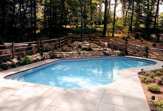 Example of a backyard stone and custom-shaped pool design