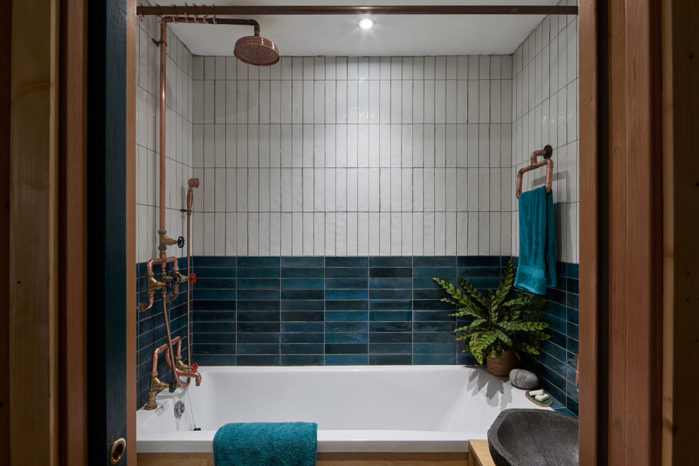 Aménagement d'une petite salle de bain contemporaine avec une baignoire posée, un carrelage blanc, des carreaux de céramique et un mur blanc.
