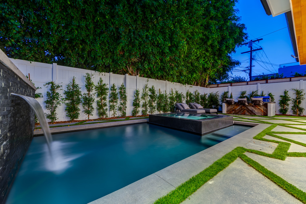 Transitional pool in Los Angeles.