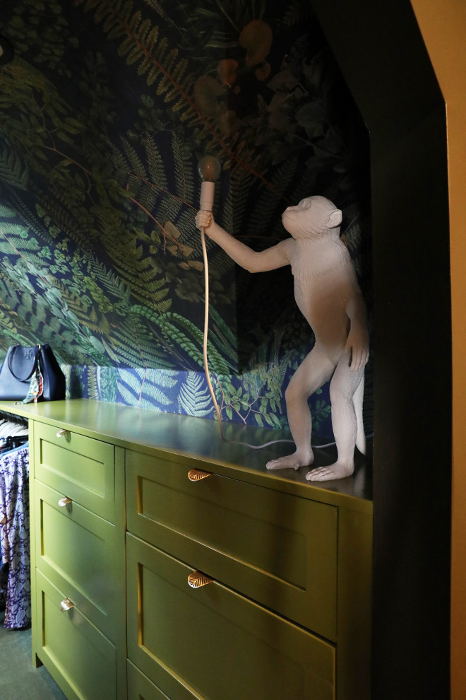 Kleines Eklektisches Ankleidezimmer mit Einbauschrank, Schrankfronten im Shaker-Stil, grünen Schränken, braunem Holzboden, grünem Boden und gewölbter Decke in Boston