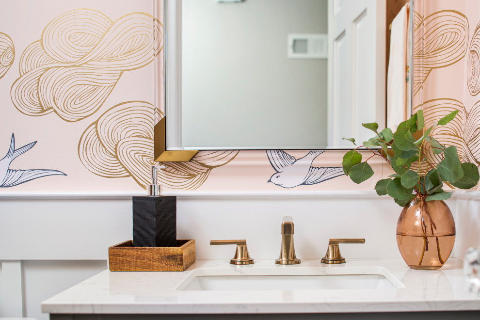 Immagine di un bagno di servizio minimal con ante in stile shaker, ante grigie, WC monopezzo, pareti arancioni, top bianco e mobile bagno incassato