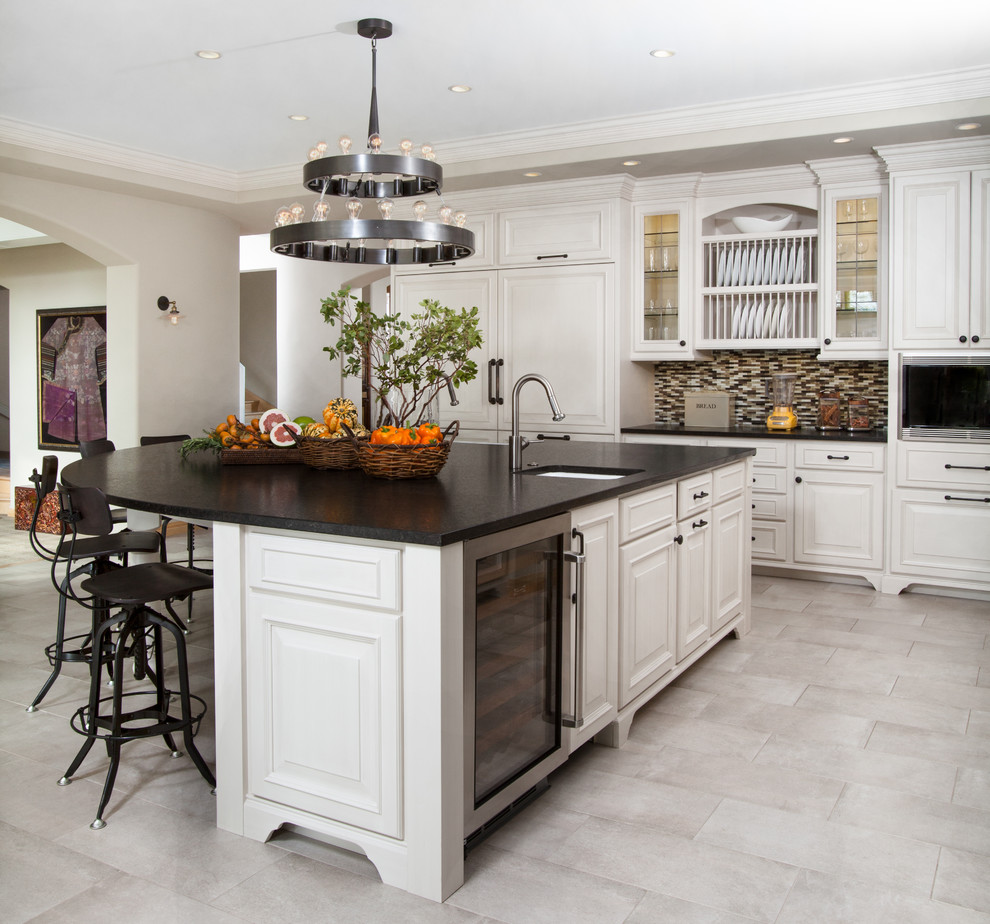 Transitional kitchen photo in Chicago