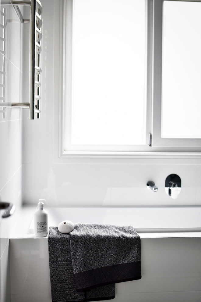 Klassisk inredning av ett mellanstort vit vitt badrum för barn, med skåp i shakerstil, vita skåp, ett platsbyggt badkar, en öppen dusch, vit kakel, tunnelbanekakel, vita väggar, klinkergolv i porslin, ett integrerad handfat, bänkskiva i akrylsten, grått golv och med dusch som är öppen