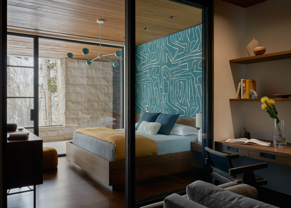 Aménagement d'une grande chambre moderne avec un mur multicolore, un sol multicolore et un plafond en bois.