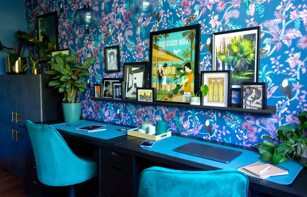 Inspiration för ett mellanstort tropiskt hobbyrum, med blå väggar, mellanmörkt trägolv och ett fristående skrivbord