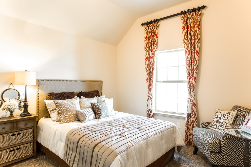 Photo of a mid-sized transitional guest bedroom in Dallas with beige walls and carpet.
