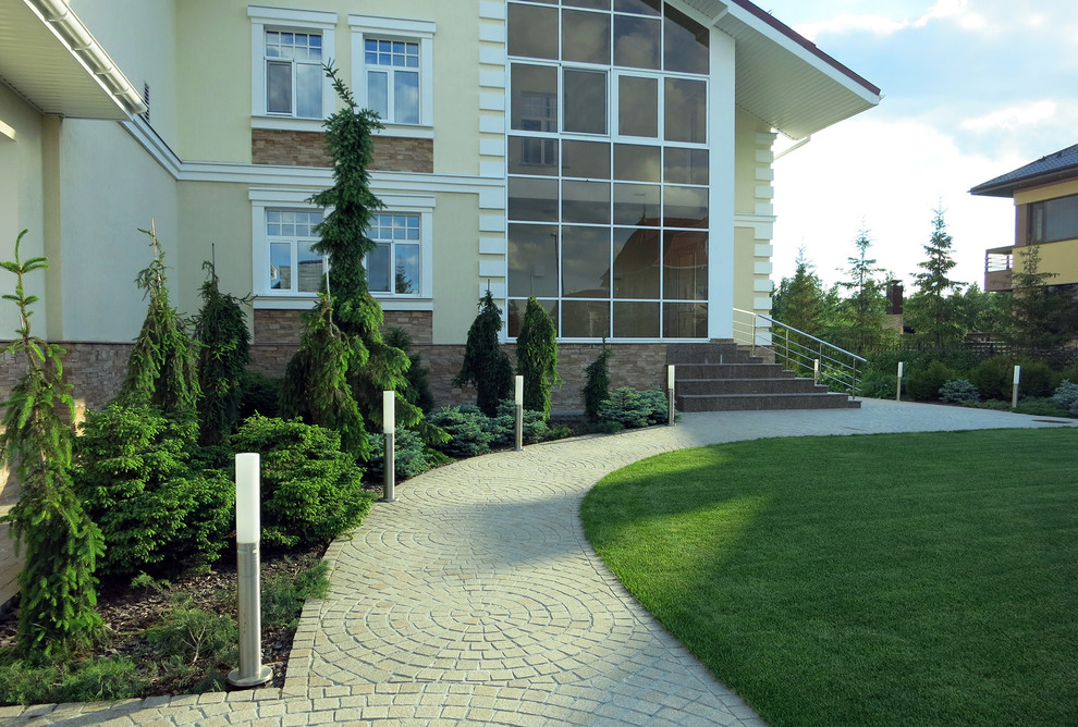 Сад с геометричным водоемом