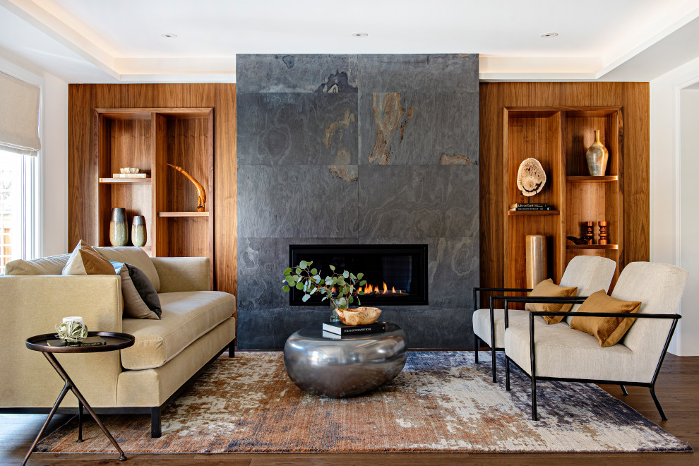 Пример оригинального дизайна: открытая гостиная комната среднего размера в современном стиле с белыми стенами, паркетным полом среднего тона, горизонтальным камином, фасадом камина из камня, деревянными стенами и коричневым полом