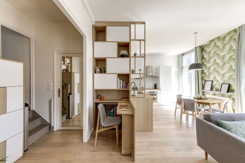Réalisation d'un bureau nordique de taille moyenne avec un mur blanc, parquet clair, un bureau intégré et un sol beige.
