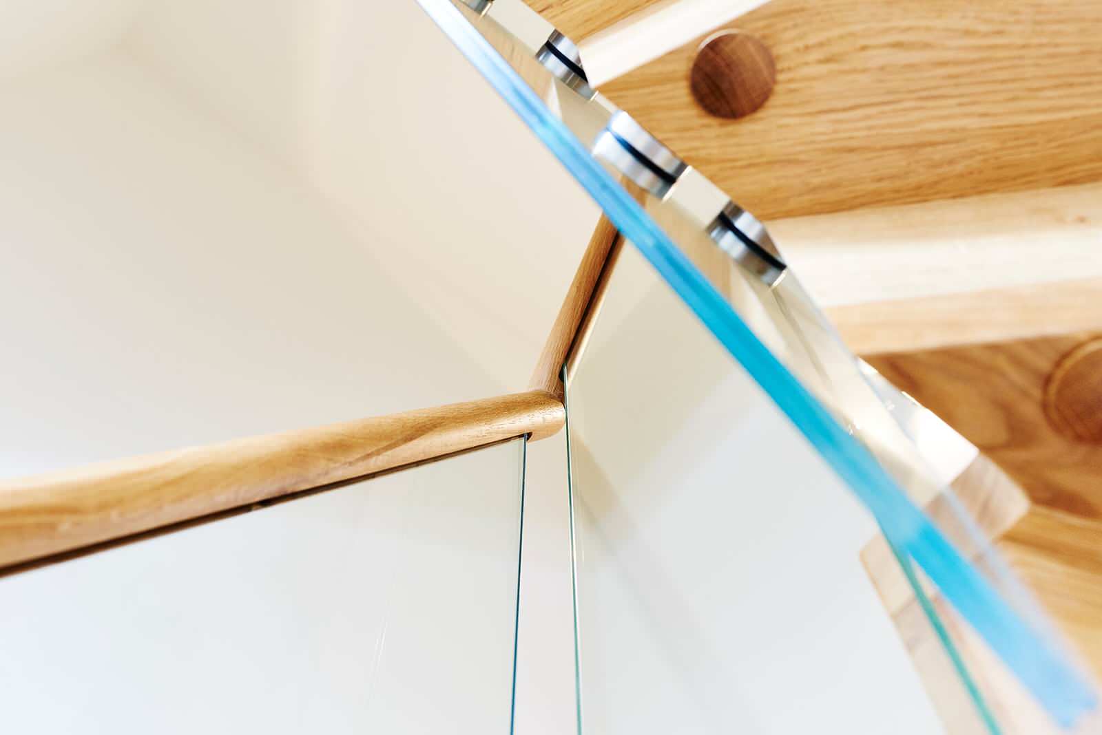 Дубовая лестница со стеклянным ограждением