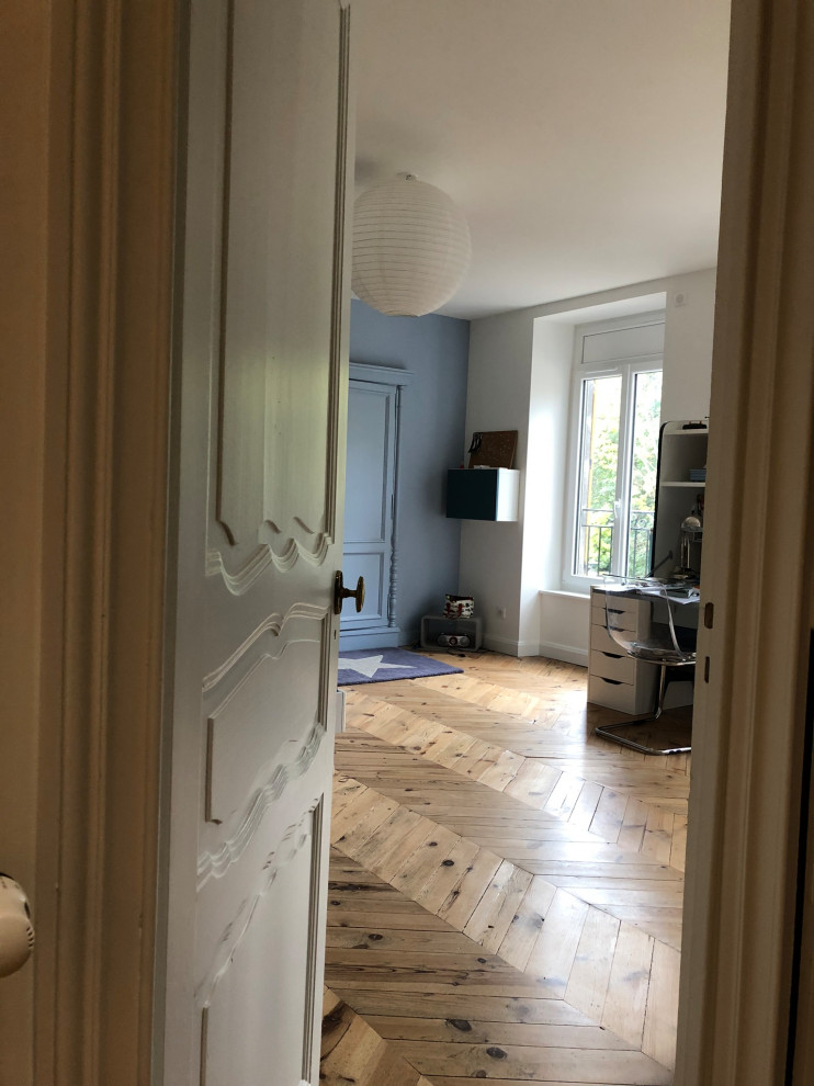 Großes, Neutrales Klassisches Jugendzimmer mit Schlafplatz, blauer Wandfarbe, hellem Holzboden, braunem Boden und vertäfelten Wänden in Clermont-Ferrand