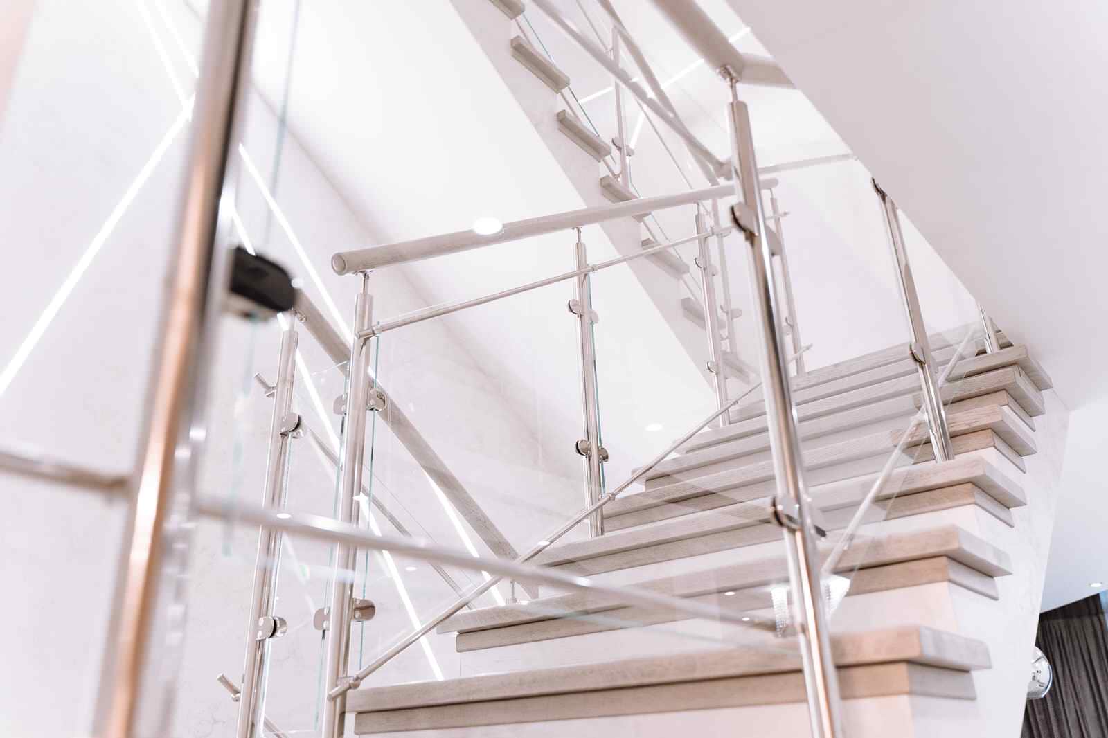 Проект 9 - Лестница в стиле Hi-Tech с подсветкой ступеней