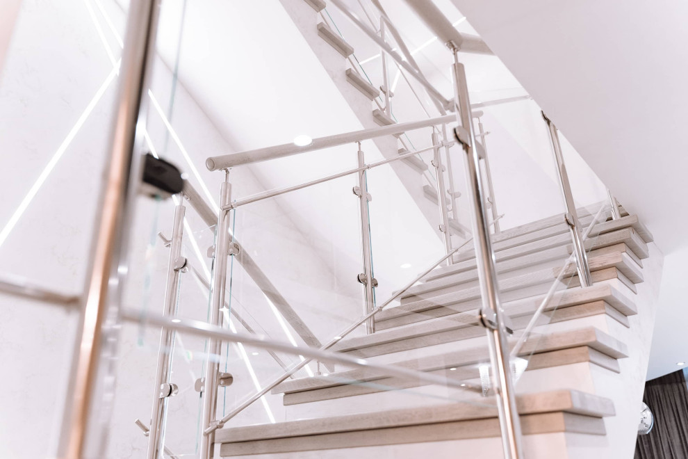 Проект 9 - Лестница в стиле Hi-Tech с подсветкой ступеней