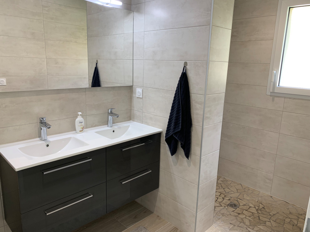 Medium sized modern shower room bathroom in Clermont-Ferrand with a built-in shower, double sinks, beige tiles, beige walls, wood-effect flooring, a wall-mounted sink and ceramic tiles.