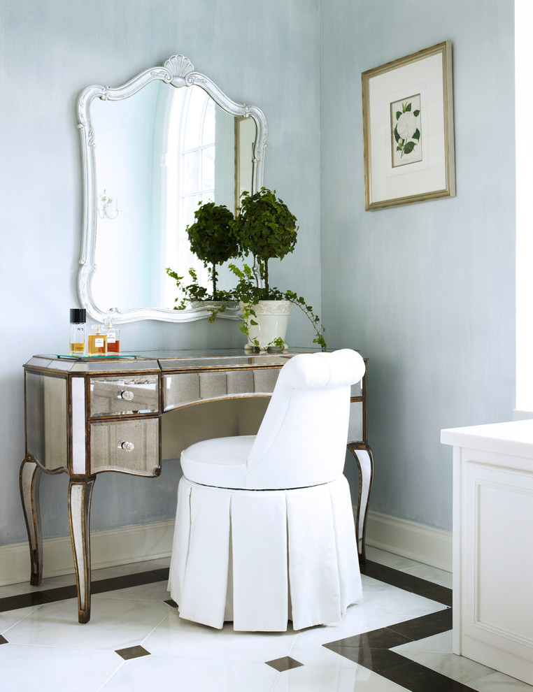 Transitional home design photo in Chicago