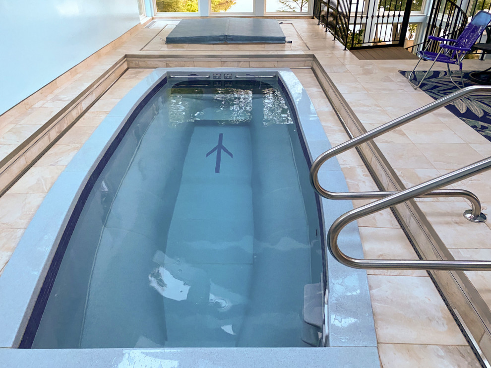 Modelo de piscina tradicional renovada de tamaño medio interior y rectangular