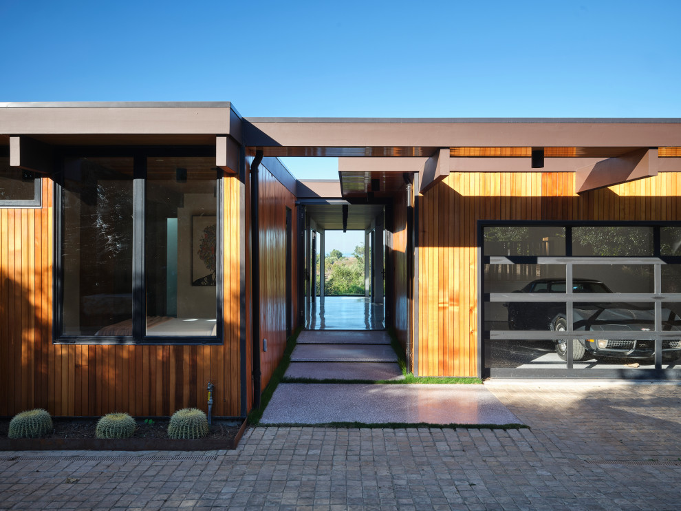 Inspiration for a 1960s exterior home remodel in Los Angeles