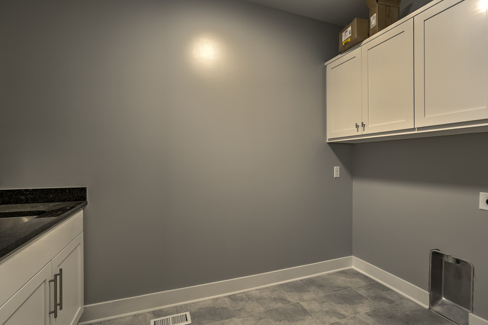Example of a transitional home design design in Omaha