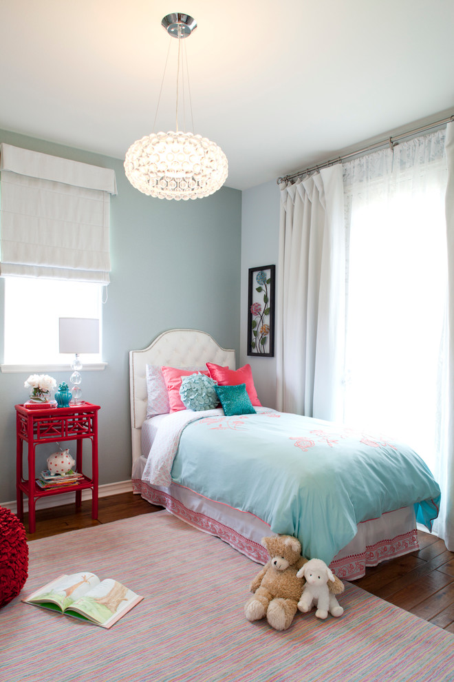 Inspiration for a transitional girl kids' room remodel in Orange County
