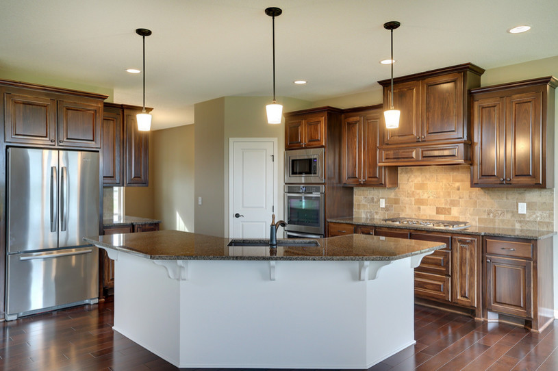 Eat-in kitchen - mid-sized eat-in kitchen idea in Minneapolis with an island