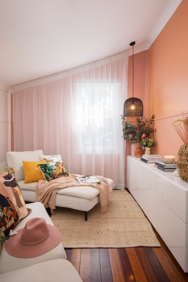 Exemple d'un salon méditerranéen de taille moyenne et ouvert avec un mur orange, parquet foncé, un téléviseur indépendant et un sol marron.