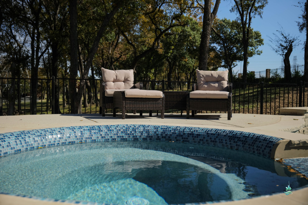 Источник вдохновения для домашнего уюта: большой естественный бассейн произвольной формы на заднем дворе в средиземноморском стиле с джакузи и покрытием из бетонных плит
