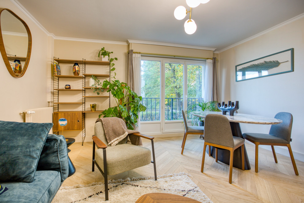 Réalisation d'une salle de séjour tradition de taille moyenne.