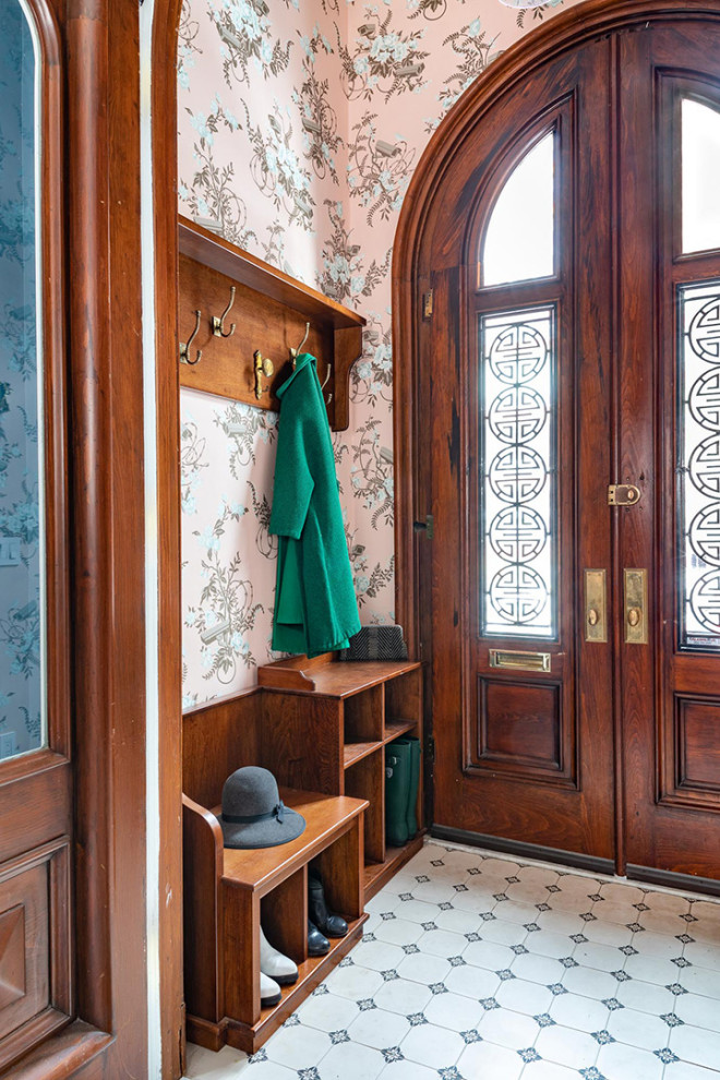 Ejemplo de puerta principal clásica renovada pequeña con paredes rosas, suelo de baldosas de porcelana, puerta doble, puerta de madera oscura, suelo multicolor y papel pintado
