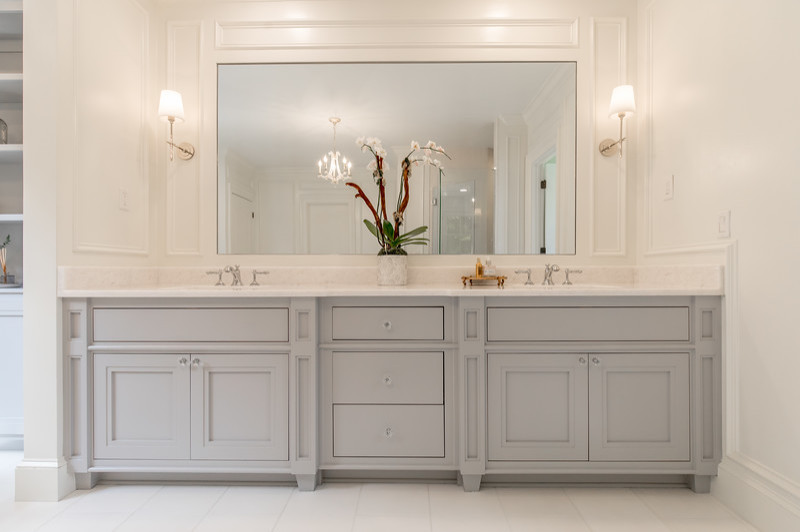Идея дизайна: большая главная ванная комната в классическом стиле с фасадами с утопленной филенкой, серыми фасадами, отдельно стоящей ванной, угловым душем, унитазом-моноблоком, белой плиткой, керамической плиткой, белыми стенами, мраморным полом, врезной раковиной, мраморной столешницей, белым полом, душем с распашными дверями, белой столешницей, сиденьем для душа, тумбой под две раковины, встроенной тумбой, любым потолком и панелями на стенах