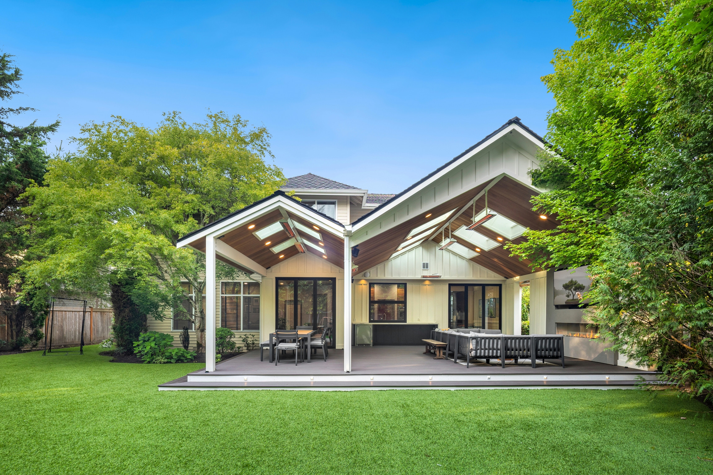 Sammamish Contemporary Outdoor Living