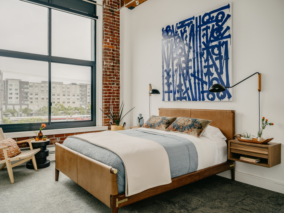 Пример оригинального дизайна: гостевая спальня среднего размера, (комната для гостей) в современном стиле с белыми стенами, ковровым покрытием, серым полом и кирпичными стенами