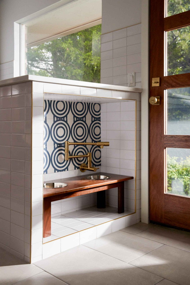 Ispirazione per un piccolo ingresso con anticamera moderno con pareti bianche, pavimento con piastrelle in ceramica, una porta singola, una porta in vetro e pavimento grigio