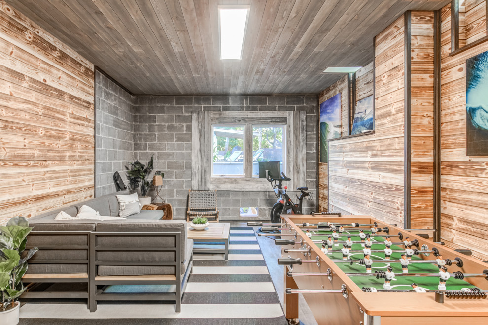 Mittelgroßer Moderner Hobbyraum mit bunten Wänden, Vinylboden, grauem Boden, Holzdecke und Holzwänden in Wilmington