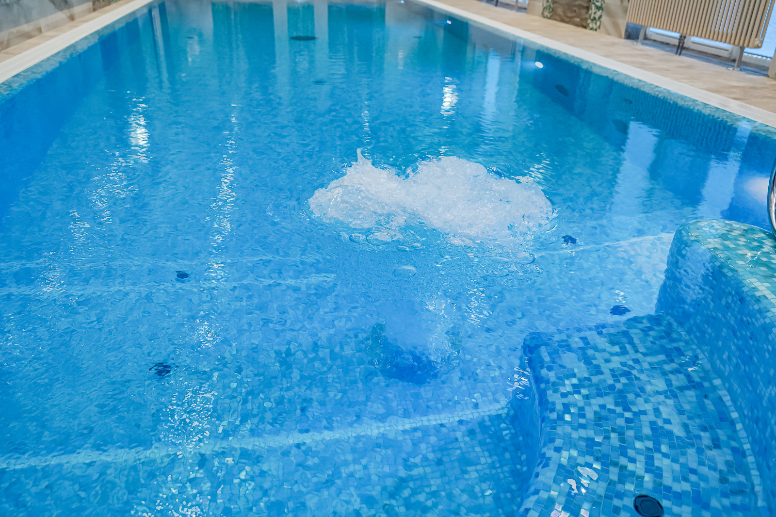 Интерьер с бассейном