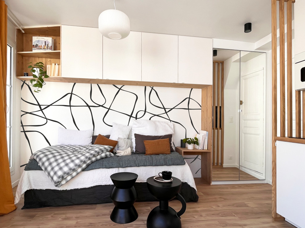 Идея дизайна: открытая гостиная комната в белых тонах с отделкой деревом в современном стиле с белыми стенами и светлым паркетным полом без камина