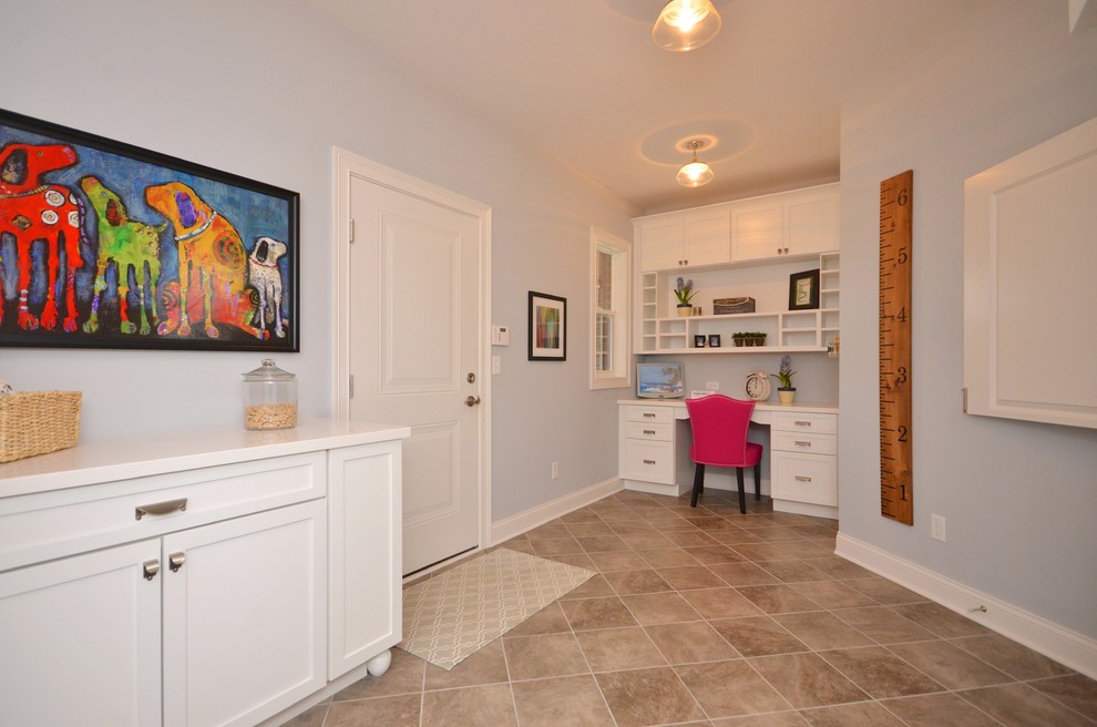 Example of a transitional entryway design in Cincinnati