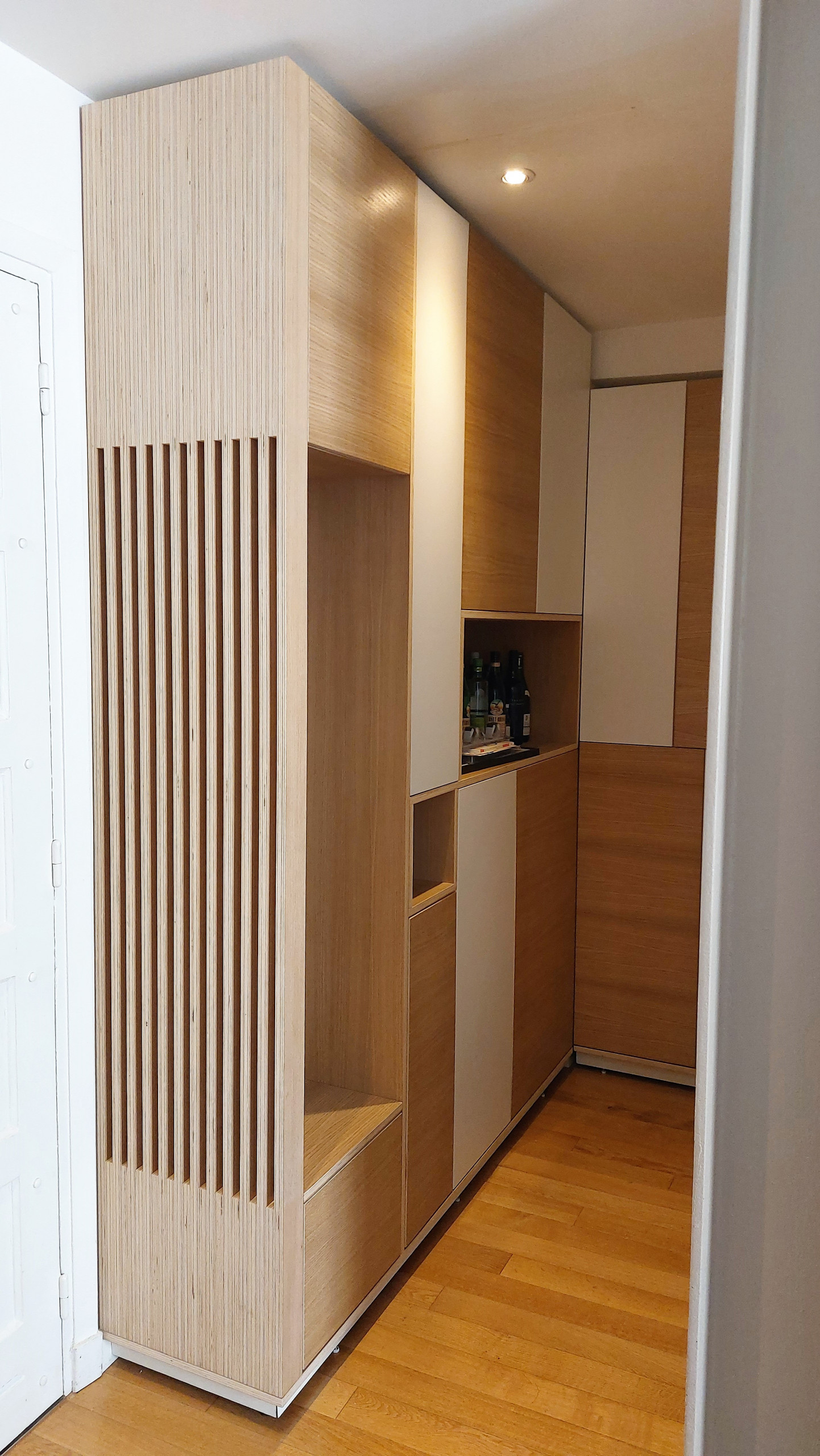 Le claustra, l'assise et le vide poche