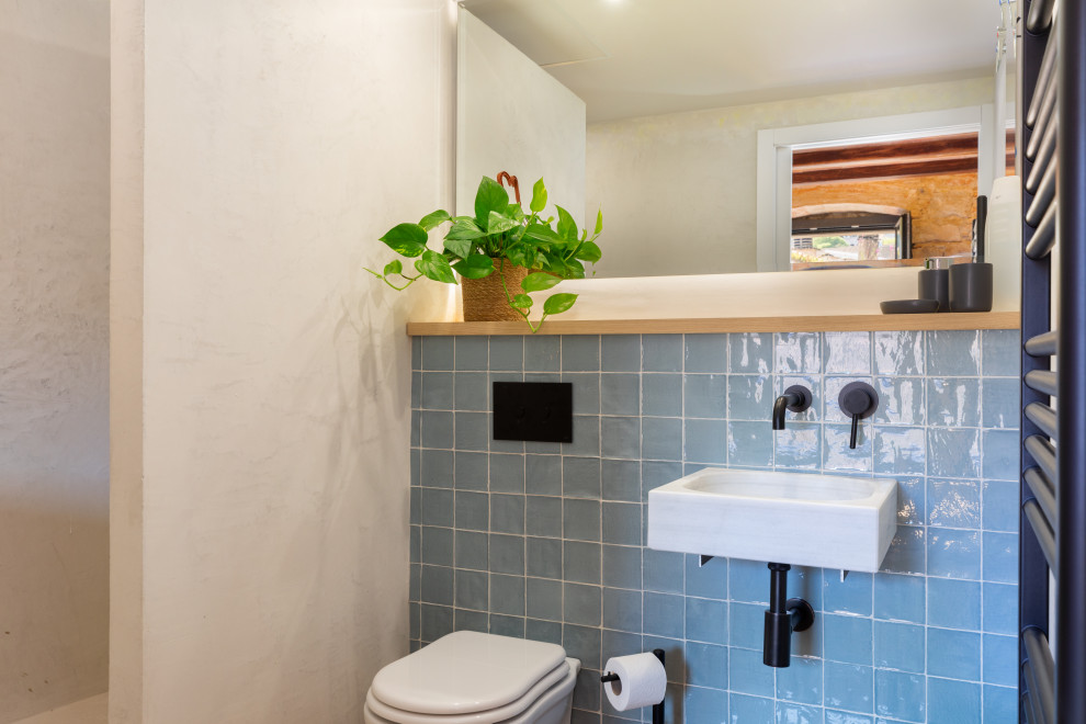 Источник вдохновения для домашнего уюта: ванная комната в стиле неоклассика (современная классика) с серыми фасадами, отдельно стоящей ванной, открытым душем, инсталляцией, серой плиткой, серыми стенами, бетонным полом, настольной раковиной, столешницей из дерева, серым полом, открытым душем, сиденьем для душа, тумбой под две раковины, встроенной тумбой, балками на потолке и кирпичными стенами