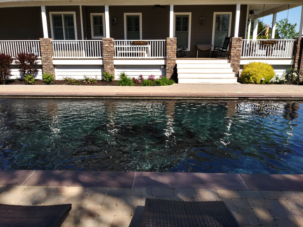 Idée de décoration pour une piscine latérale minimaliste de taille moyenne et rectangle avec des pavés en brique.