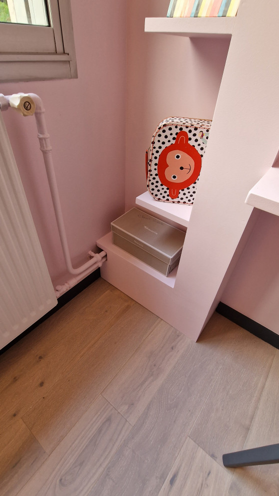 Ispirazione per una cameretta per bambini da 4 a 10 anni classica di medie dimensioni con pareti rosa, pavimento in laminato e pavimento beige