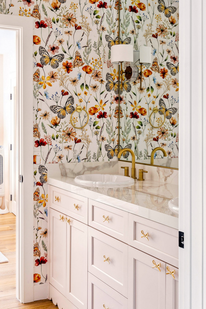 Transitional home design photo in Las Vegas